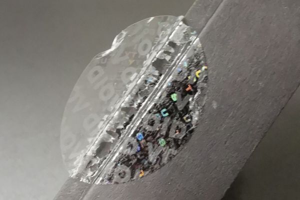 Transparente Void-Siegel zum Schutz vor Manipulationsversuchen Transparente Sicherheitssiegel mit Void-Effekt zum sichtbar Machen von Manipulationsversuchen