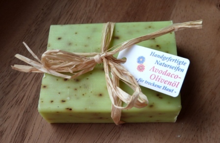 Individuelle Anhängeetiketten für die unterschiedlichsten Produkte Bedrucktes Anhängeschildchen aus weißem Kartonmaterial mit Loch zum Durchfädeln von Faden oder Gummi