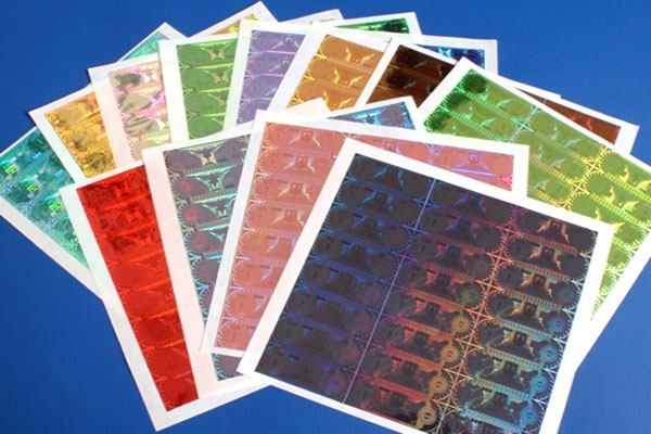Für individuelle Hologramme stehen Hologrammfolien in verschiedenen Farben zur Verfügung.