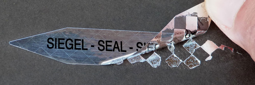 Schachbrettmusterfolie gegen unerlaubtes Ablösen der Siegeletiketten Spitz-Siegel aus silber glänzender Sicherheitsfolie mit Schachbrettmuster-Effekt beim Ablösen