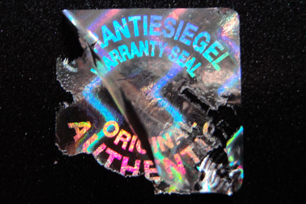 Manipulationssicheres Hologramm-Garantie-Siegel mit Zerstör-Effekt bei Ablöseversuchen
