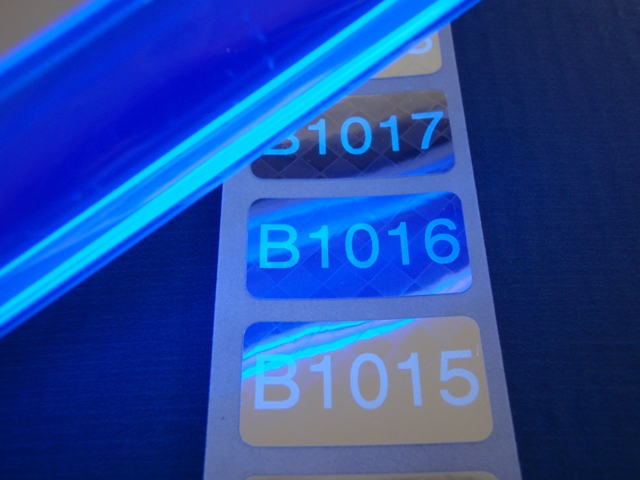 Schachbrettsiegel mit spezieller Sicherheits-Nummerierung Schachbrettmuster-Sicherheitsaufkleber mit Lumineszenzdruck, der nur sichtbar wird unter blauem UV-Licht
