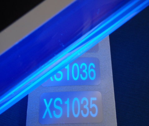 Silberne Polyesteraufkleber, die mit Spezialdruckfarbe nummeriert und nur unter blauem UV-Licht lesbar sind