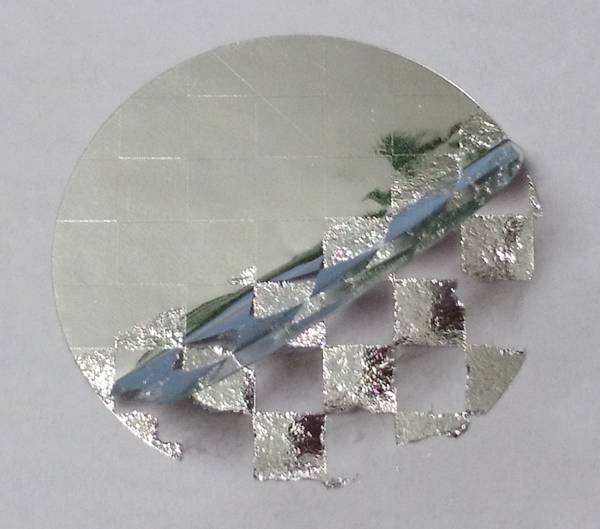 Sicheres Versiegeln mit Etiketten aus Schachbrettmusterfolie Runde Sicherheitssiegel silber-glänzend mit manipulationssicherem Schachbrettmuster-Effekt beim Ablösen