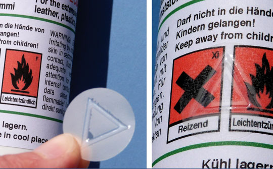 Etikett mit tastbarem, taktilem Warndreieck als Warnsymbol auf Verpackungen mit Gefahrstoffen