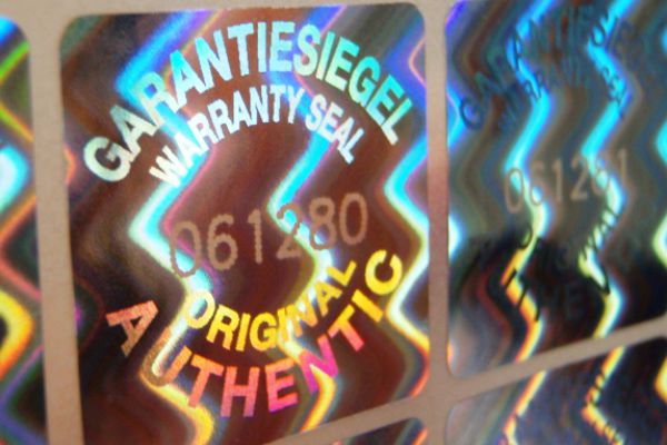 Manipulationssichere Hologrammetiketten mit fälschungssicherer gelaserter Nummerierung