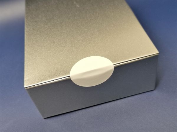 Superhalft-Klebepunkte - starke Haftung auch auf Kartonagen Superhaft-Etiketten aus Papier als weiße Klebepunkte zum Verschließen von Verpackungen
