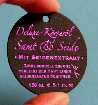 Rundes Anhängeetikett aus dunklem Kartonmaterial mit Metallic-Heißfolienprägung